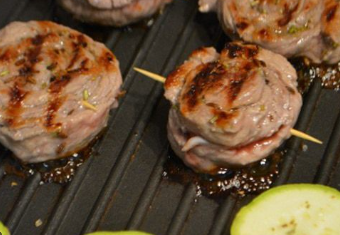 Улитки из свинины на сковородке-гриль с молодыми кабачками